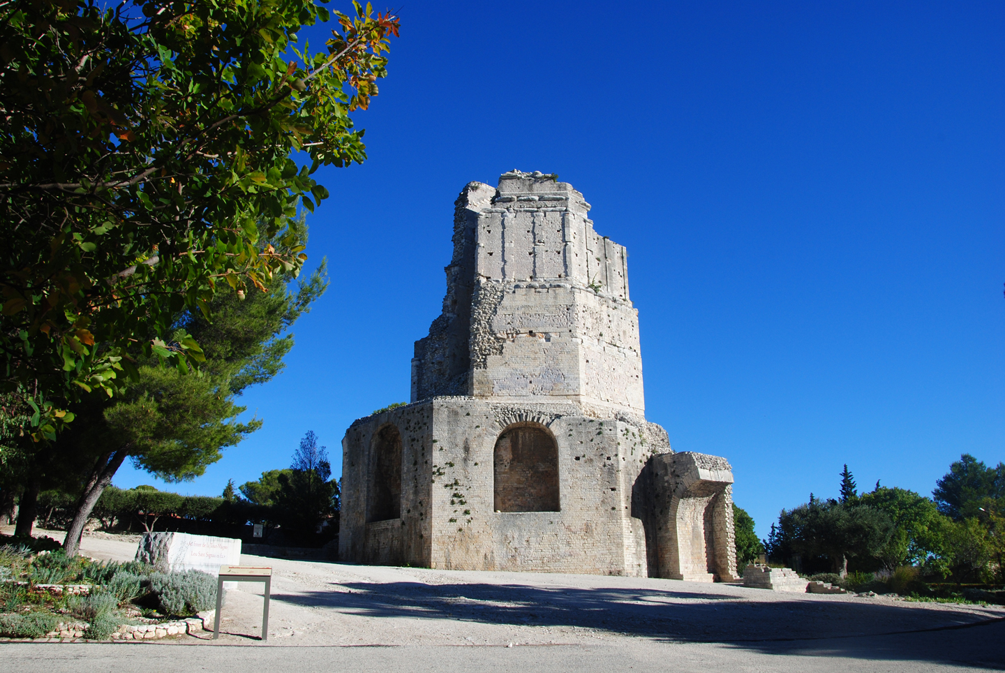 Tour-Magne-Photo-Office-Tourisme-Nimes.jpg